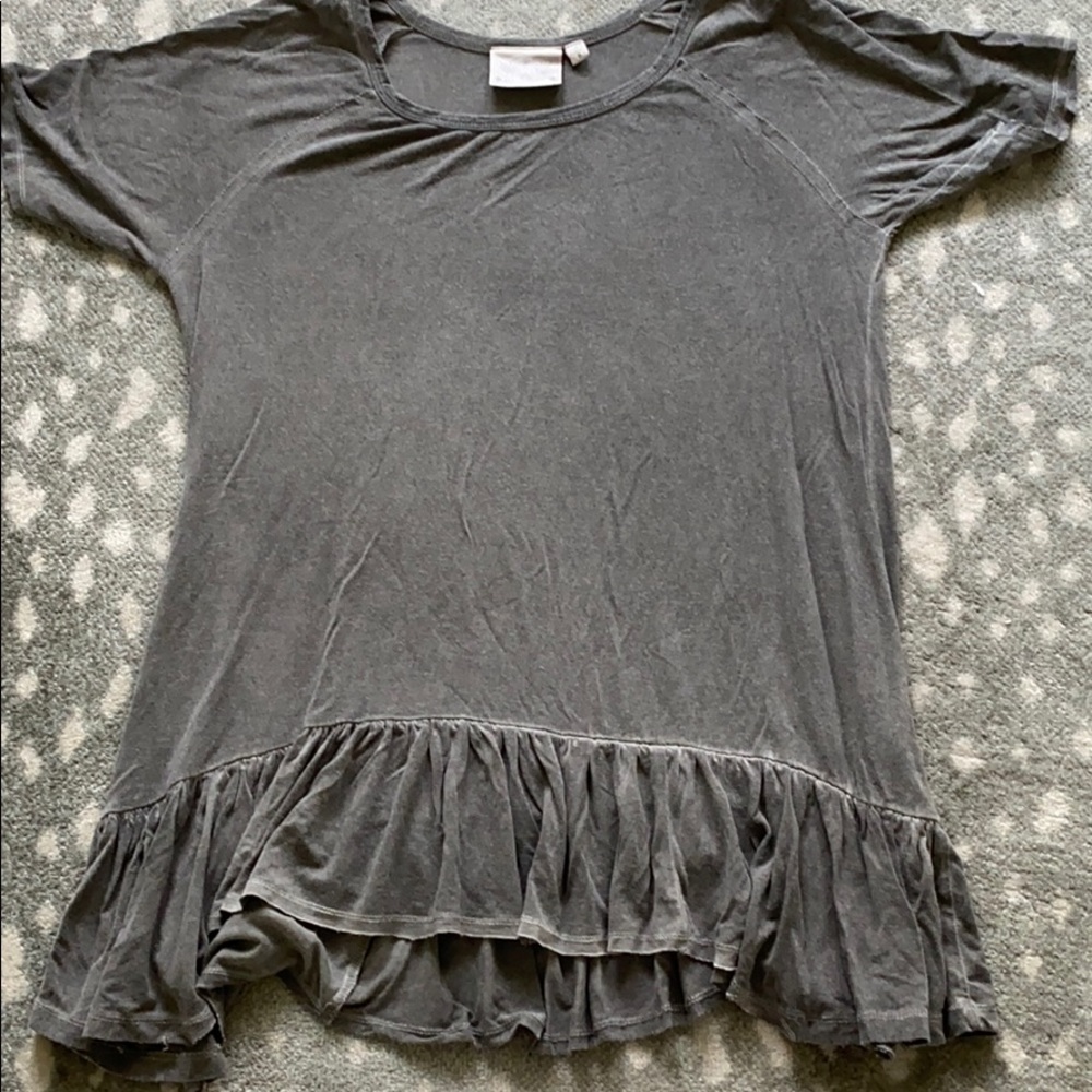 Grey ruffle hem top - very flattering - gray